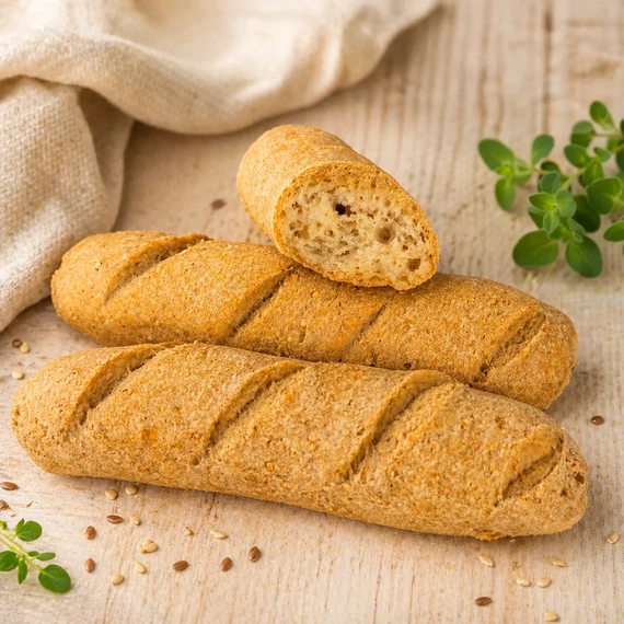 Gluténmentes Paleo kiflik, egyik felvágva, friss zöldfűszerrel tálalva